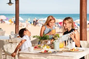 Desayuno frente al mar en Dénia – Hotel Los Ángeles.