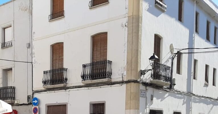 Fachada de una casa en el municipio de Orba