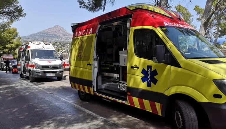 Foto de archivo de una ambulancia y un SAMU