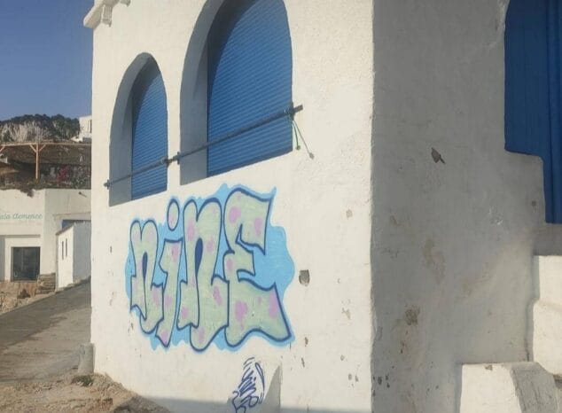 Imagen: Grafiti en la fachada de una de las casas de la Cala de la Barraca