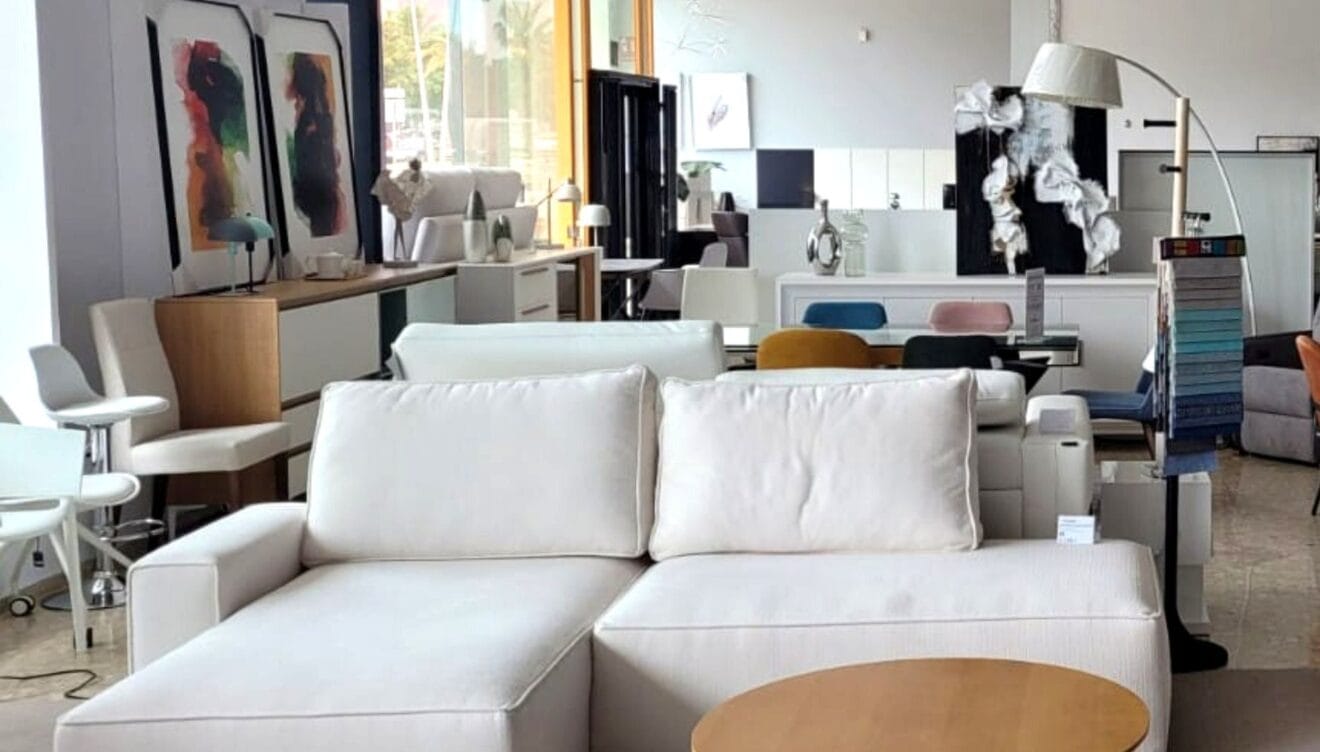 Gran variedad de tamaños, colores y texturas en sofás