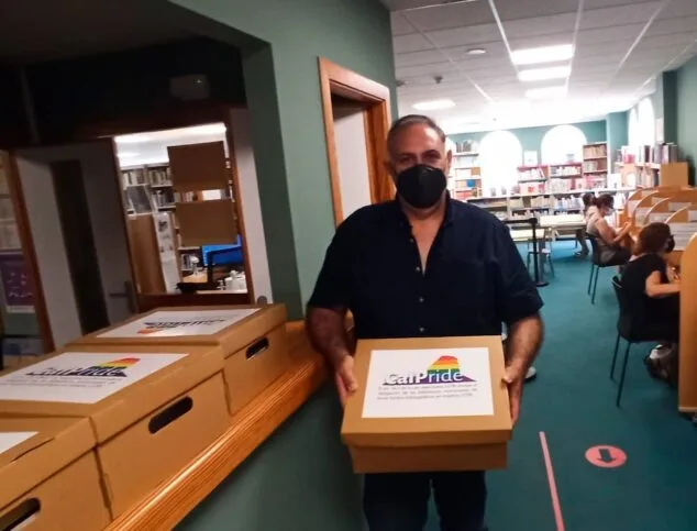 Guillermo Sendra dona casi 70 libros de temática LGTBI+ a la Biblioteca Municipal de Calp tras la polémica con PP y C's 1 Imagen: Guillermo Sendra donación Biblioteca Municipal Calp