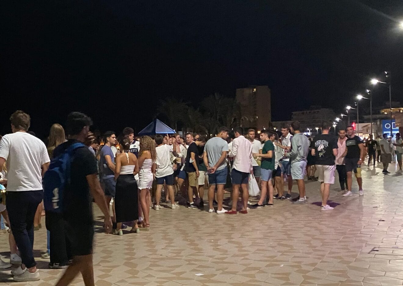 Jóvenes de fiesta en la Playa del Arenal de Xàbia