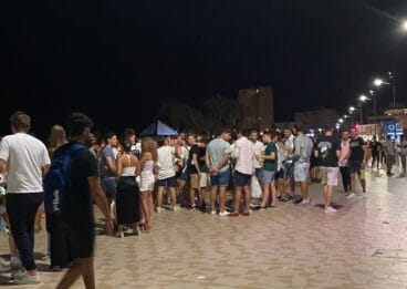Jóvenes de fiesta en la Playa del Arenal de Xàbia