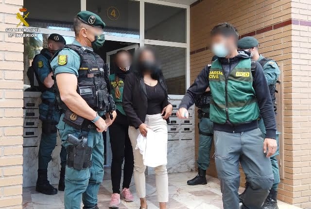 la guardia civil desarticula una red criminal de trata de mujeres