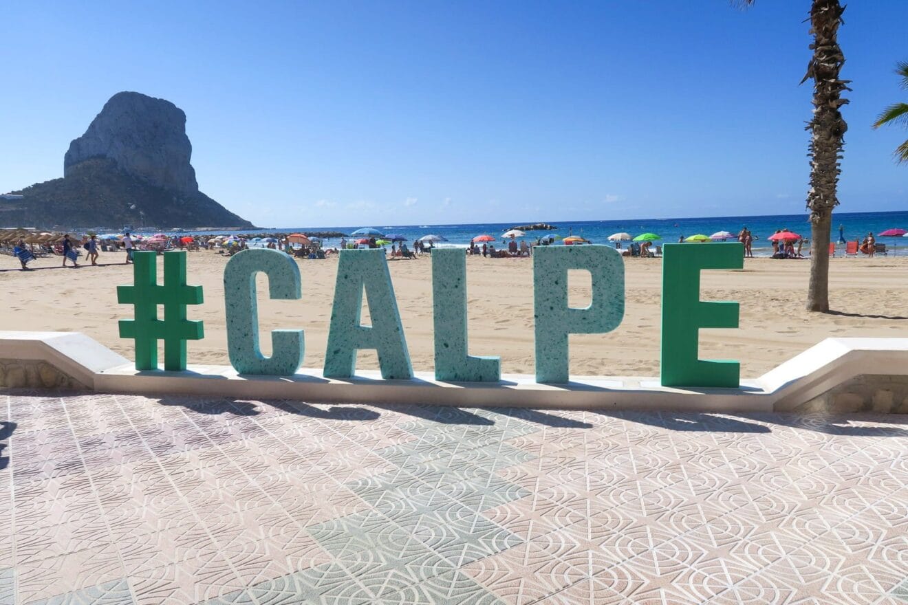 Letras grandes de Calp hechas con material reciclado