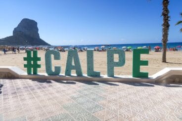 Letras grandes de Calp hechas con material reciclado