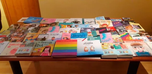 Guillermo Sendra dona casi 70 libros de temática LGTBI+ a la Biblioteca Municipal de Calp tras la polémica con PP y C's 2 Imagen: Libros temática LGTBI+ Biblioteca Municipal Calp