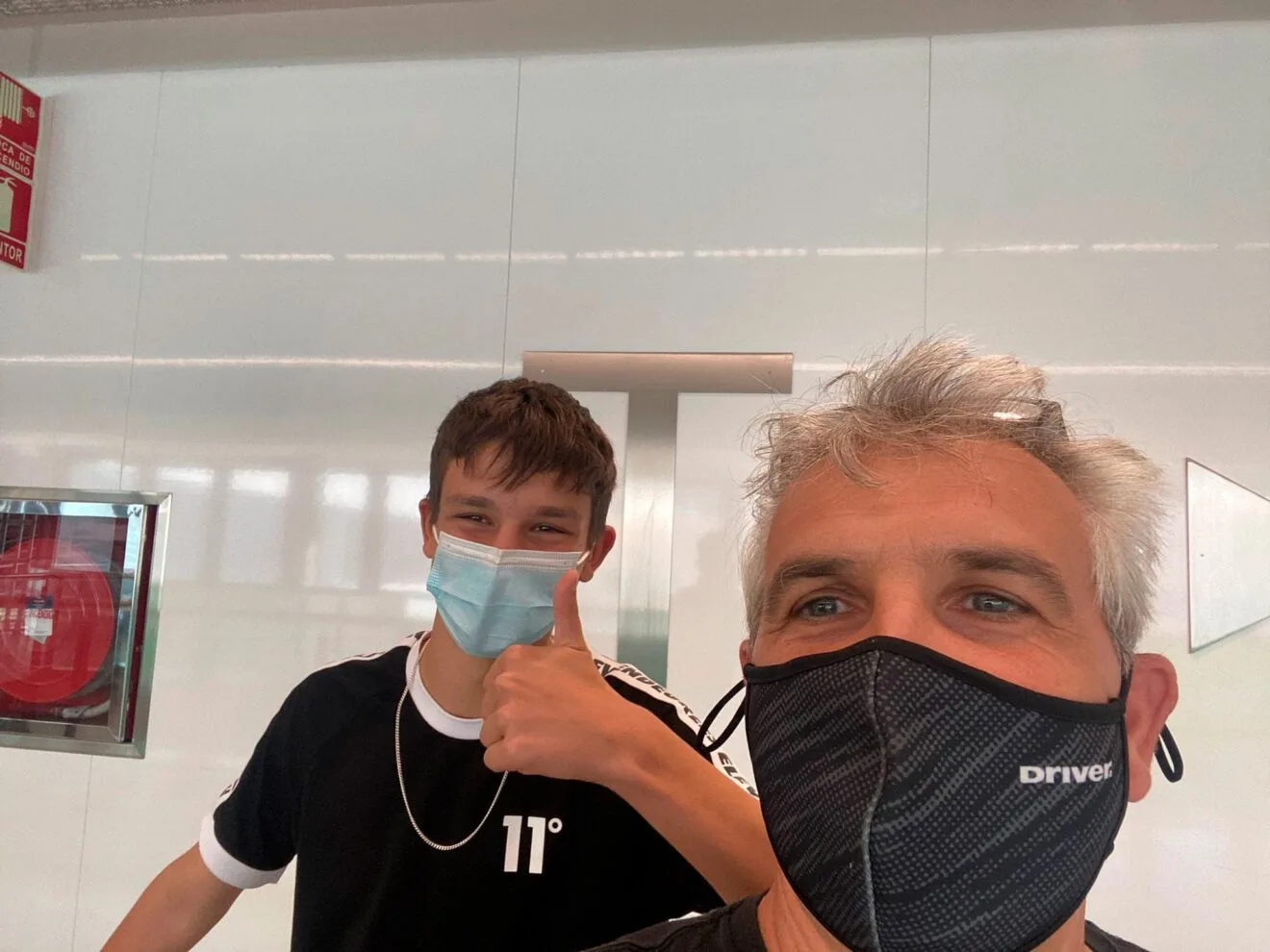 Marc Bolufer con su padre Quico Bolufer al llegar a España