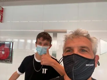 Marc Bolufer con su padre Quico Bolufer al llegar a España