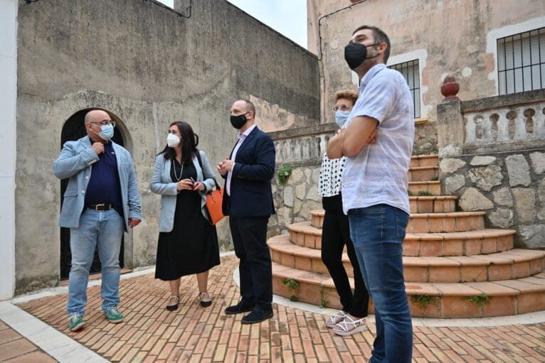 Martínez Dalmau visita el antiguo ayuntamiento del Ràfol d'Almunia