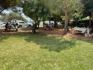 mesas de picnic en les platgetes