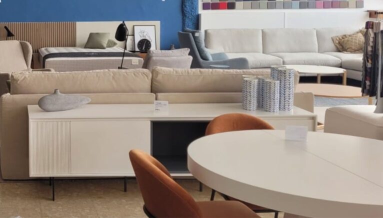 Muebles de estilo minimalista en colores crema y tonos tierra