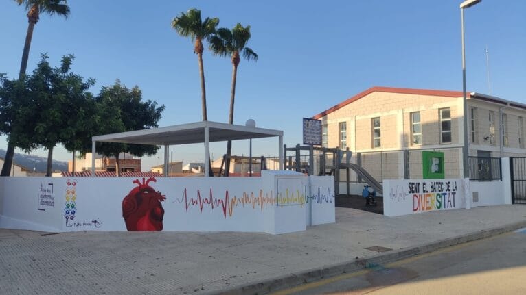 Mural de Benintatxel del Dia Internacional del Orgull LGTBIQ+