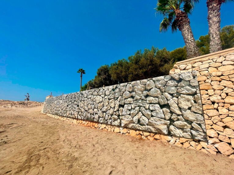 Mural sobre el muro de la playa de l'Ampolla