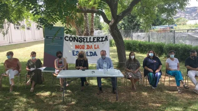 Los ayuntamientos se alinean con Aprosdeco, que se enfrenta al segundo mes sin sueldos 1 Imagen: Representantes de Aprosdeco, UGT y varios ayuntamientos durante la rueda de prensa