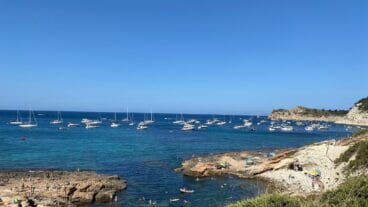Barcos frente a Cala Blanca en Jávea