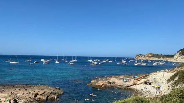 Imagen: Barcos frente a Cala Blanca en Jávea