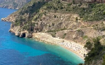 Cala Moraig llena en verano
