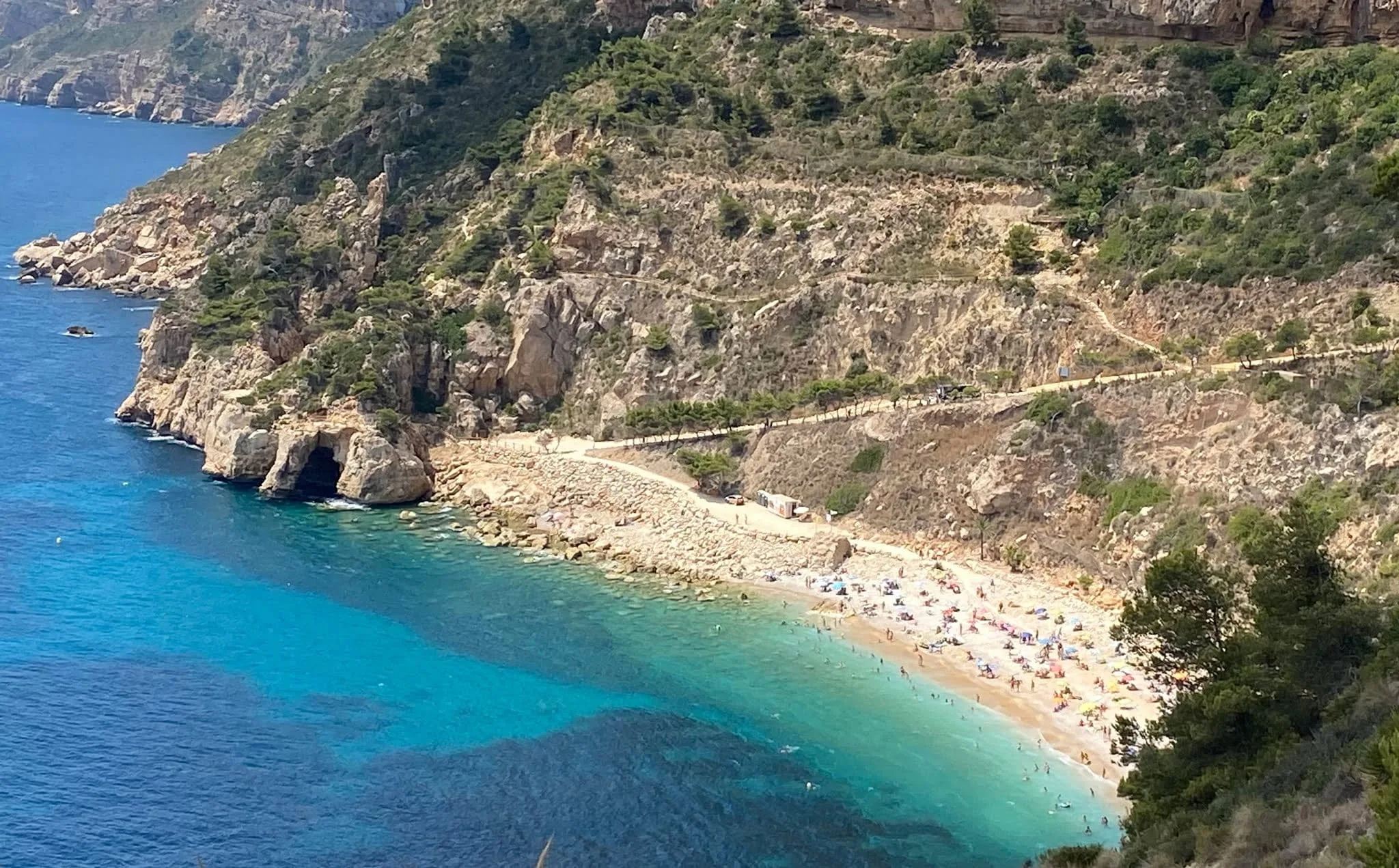 cala moraig llena en verano