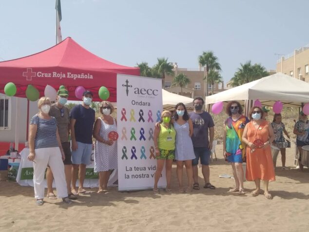 Imagen: Campaña informativa del cáncer de piel en la playa l'Estanyó