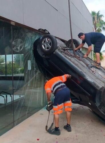 Coche choca contra cristal piscina municipal Benissa