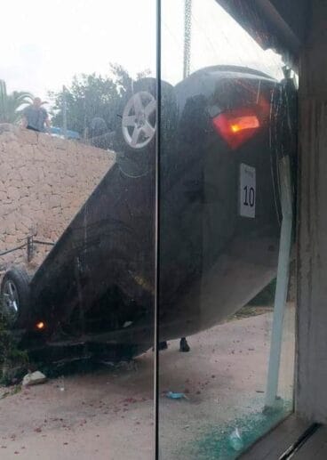 Coche se estampa contra Piscina Benissa