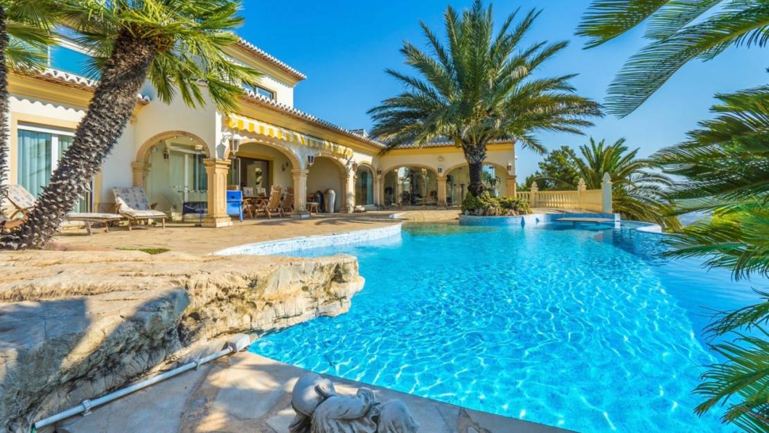 Comprar casa con piscina Moraira – Advanced Property Group