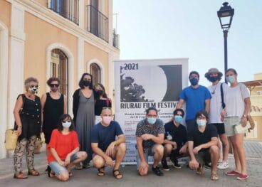 Concursantes RIURAUEXPRESS posando tras el reparto de las plicas antes de rodar. – J.M. Hortelano