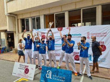 el equipo de benitatxell celebra su victoria