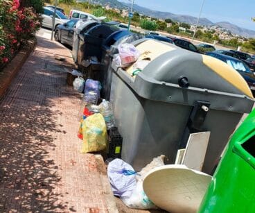 Exterior contenedores llenos basura Calp