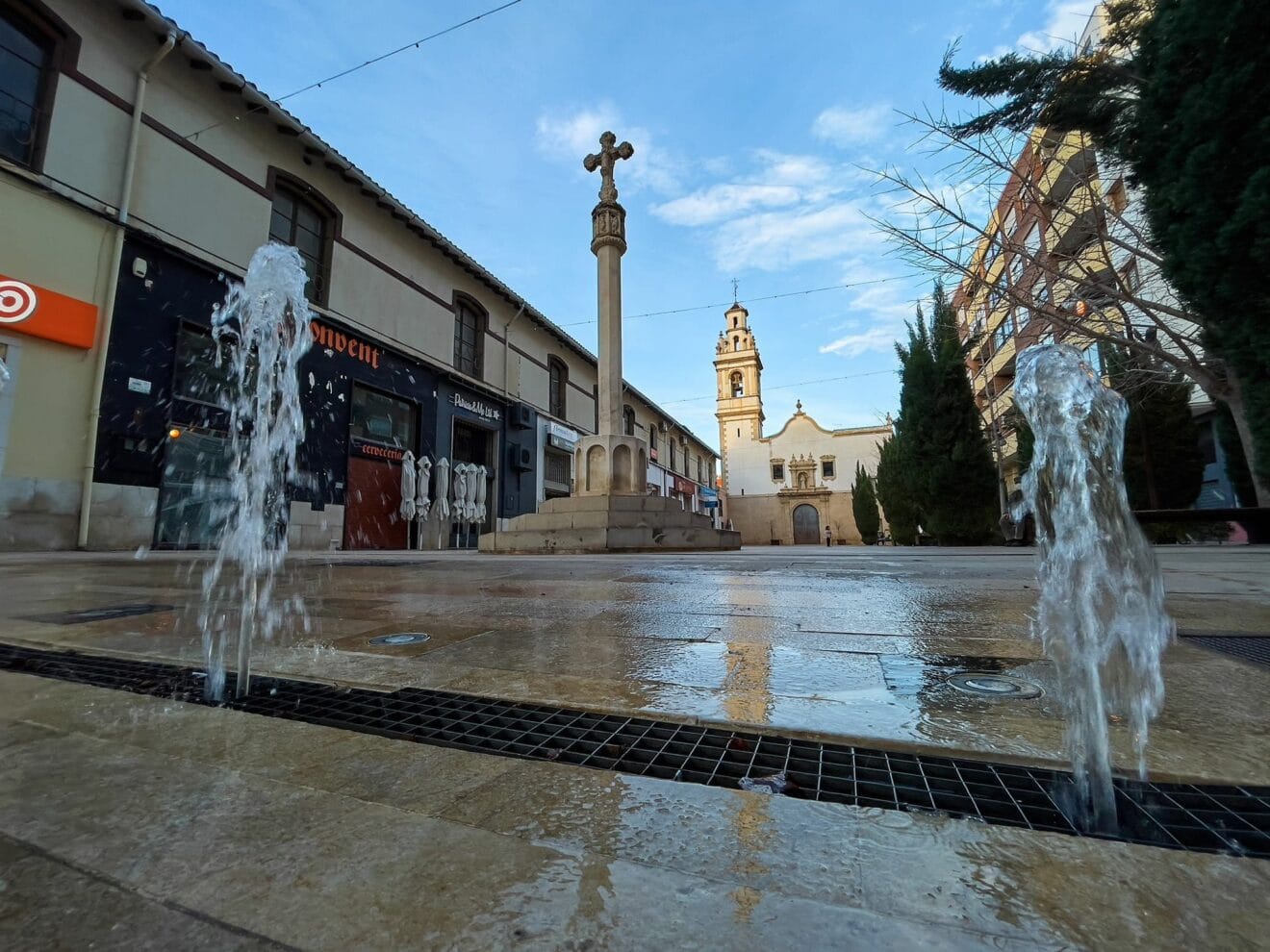 Fuente de agua en la plaza del Convent de Dénia
