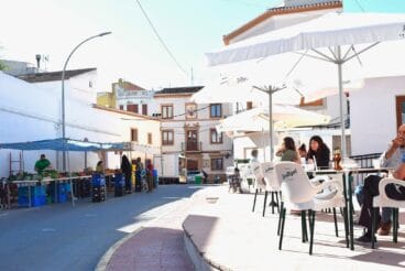 Mercadillo y terrazas llenas en Benitatxell