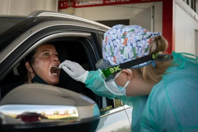 Imagen: Prueba PCR en el departamento de salud de Dénia