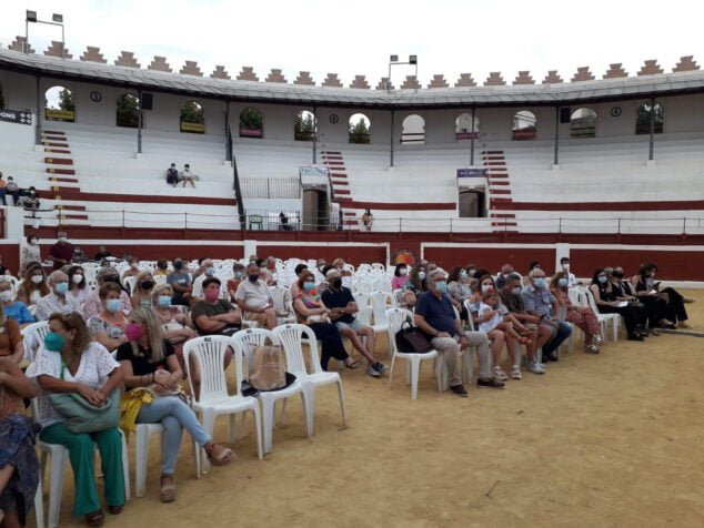 Imagen: Público del encuentro de poetas en la Plaza de Toros de Ondara