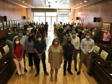 Representantes del Ayuntamiento de Calp dando la bienvenida a los nuevos trabajadores