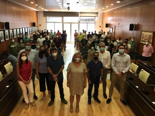 Imagen: Representantes del Ayuntamiento de Calp dando la bienvenida a los nuevos trabajadores