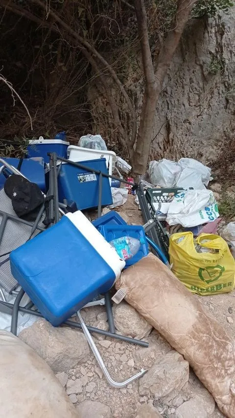 todo tipo de desechos en el entorno de la cala dels testos de
