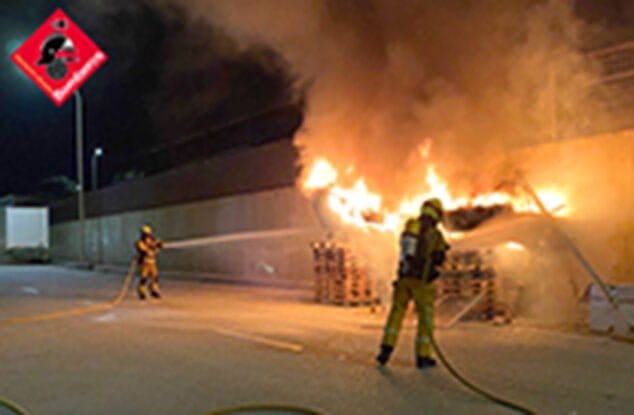 arde un barco y unos pales en la zona del poligono industrial en benissa