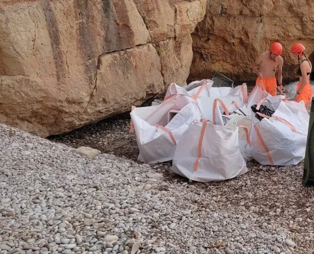 La cala dels Testos vuelve a convertirse en un vertedero ante la indignación del Ayuntamiento de Benitatxell 1 Imagen: Basura recogida en la cala