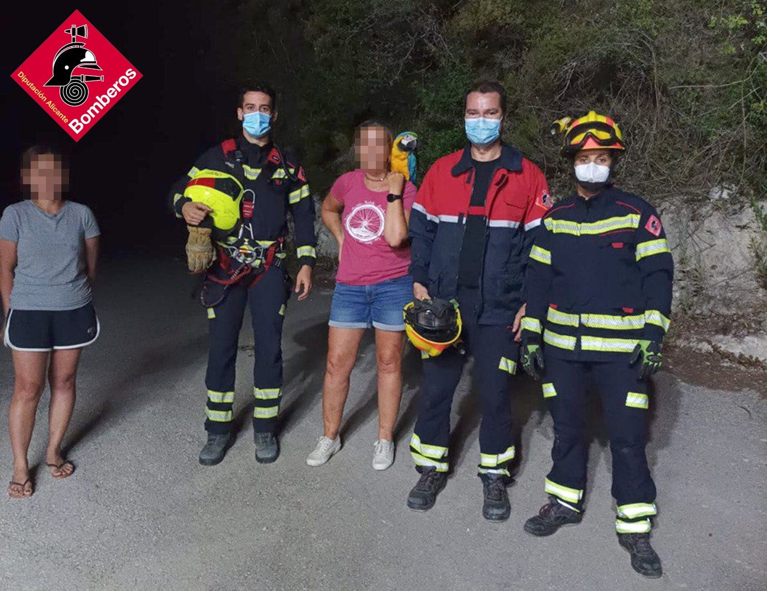 bomberos rescata un guacamayo en moraira