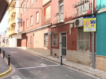 Calle con pilares retráctiles y señalización