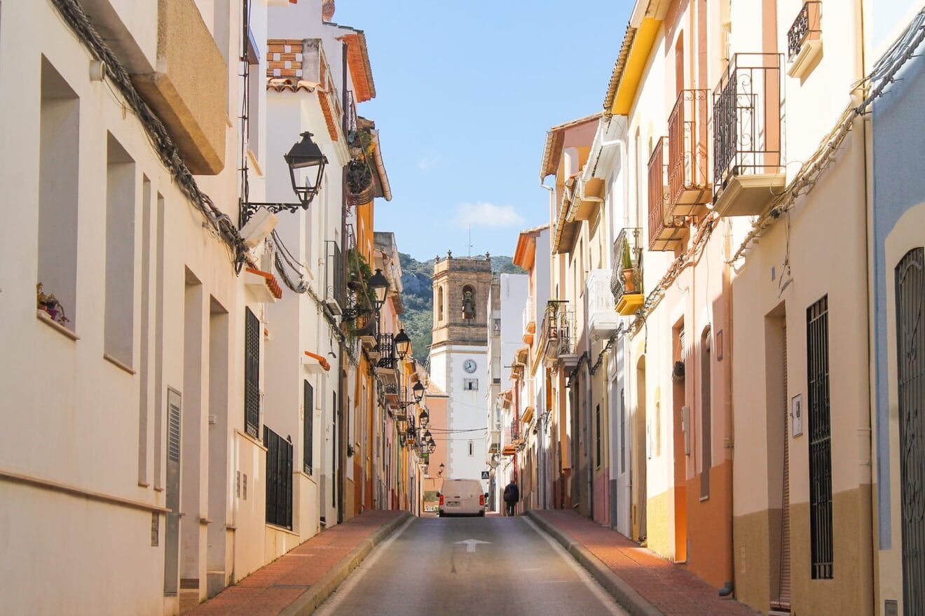 Carretera en el casco urbano de Orba
