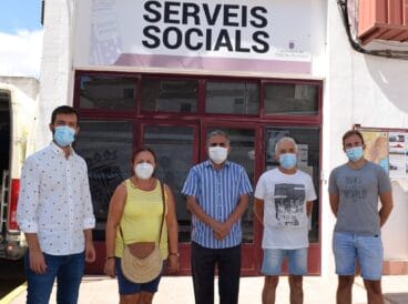 encuentro entre miguel angel garcia alcalde de benitatxell y victor bisquert concejal de cultura conel delegado saharaui en alicante lehbid alisalem