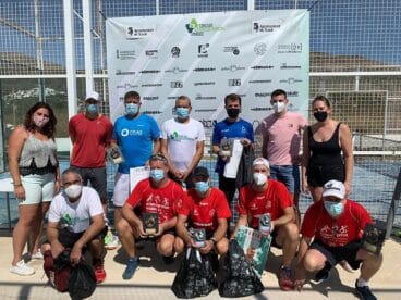 Finalistas del torneo en Xaló con sus trofeos