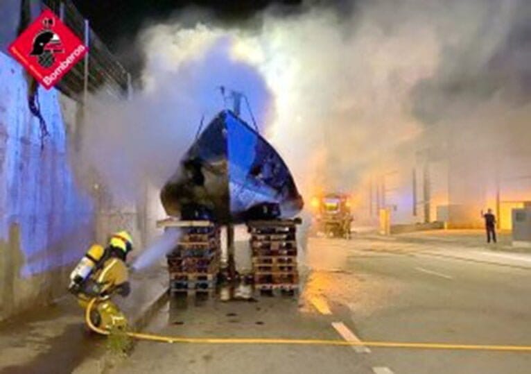 Incendio de un barco y palés en Benissa