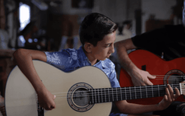 juan emilio garrido tocando la guitarra en guitarras bros