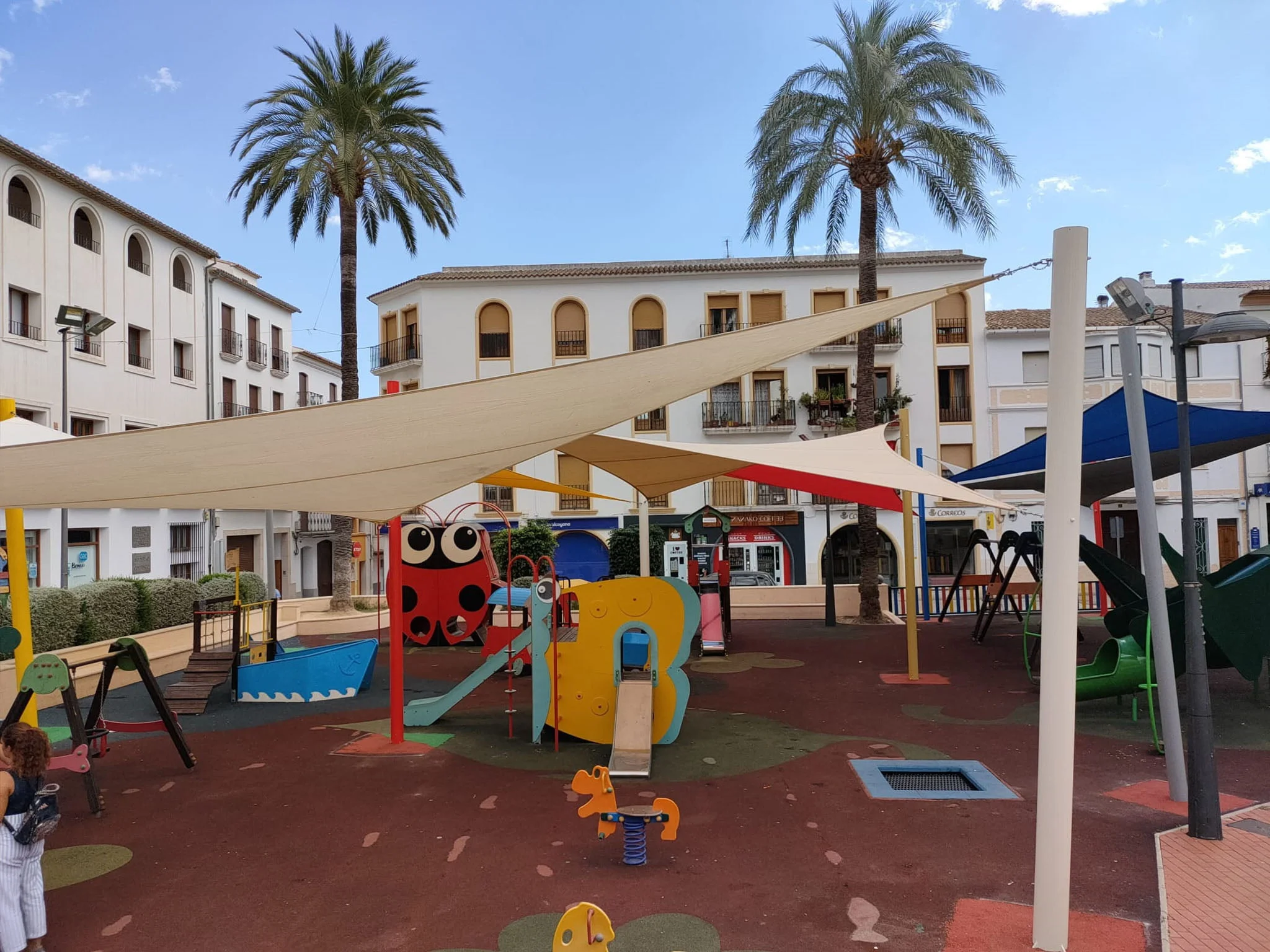 Nueva instalación de toldos en el parque infantil de la plaza Dolores Piera