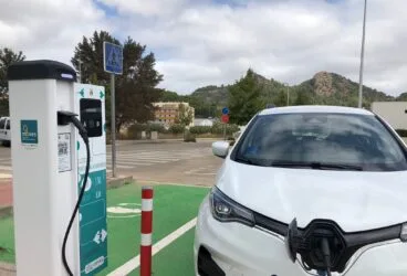nuevo punto de carga para coches electricos en la placa mossen cinto verdaguer en pedreguer
