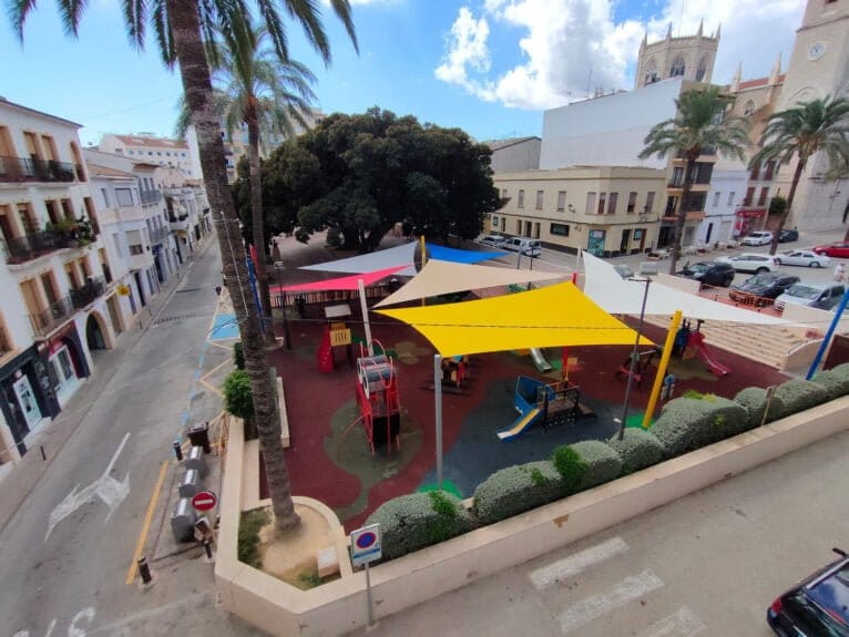 Parque infantil plaza Dolores Piera en Benissa